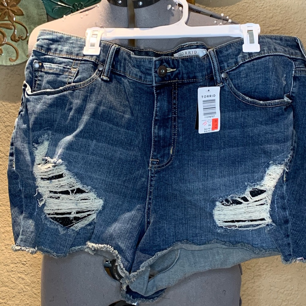 BRAND NEW TORRID Plus Size Denim Shorts Size 26